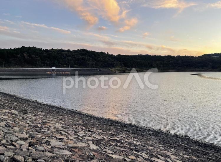 夕暮れの池 夕暮れ,夕焼け,日の入りの写真素材
