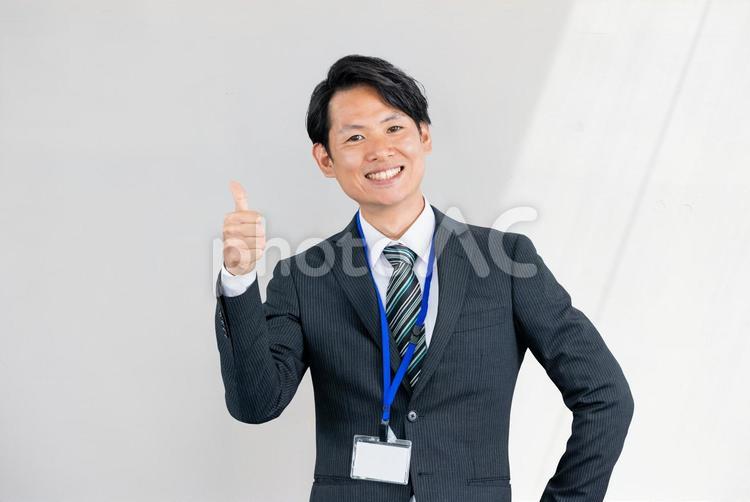 いいねのポーズをする男性ビジネスマン 男性,ビジネス,ビジネスマンの写真素材