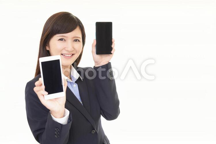 スマートフォンを持つ笑顔の女性 女性,ビジネスウーマン,女の写真素材