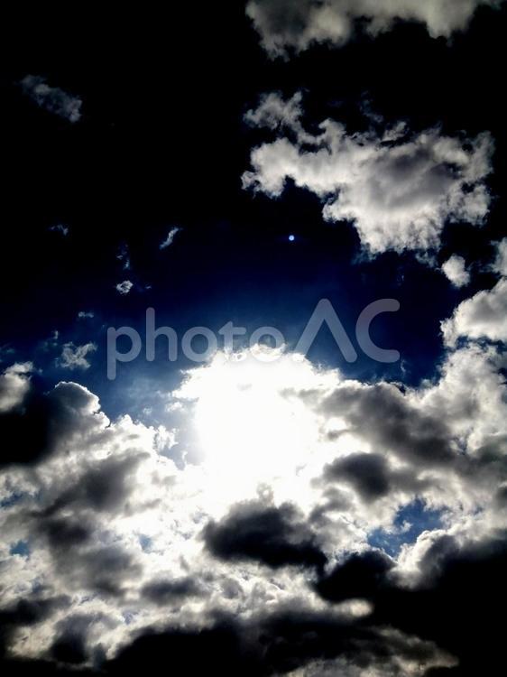 印象的な空　太陽光と雲とダークな空 印象的,ドラマチック,太陽の写真素材