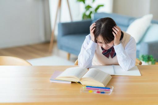 自宅で勉強中に悩む女子高生 自宅で勉強中に悩む女子高生 高校生,女子,勉強の写真素材