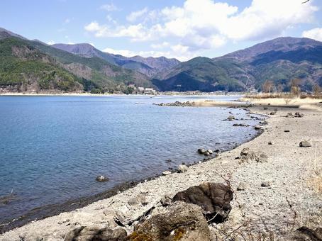 静かな湖畔 01 湖畔,湖,水辺の写真素材