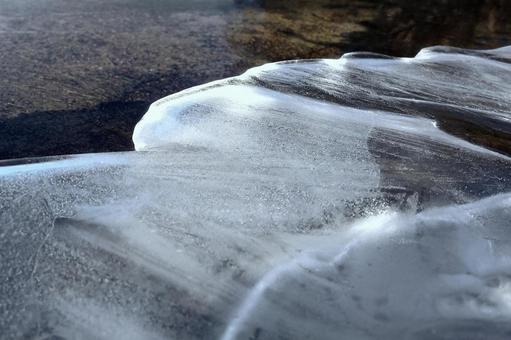 池の氷の写真