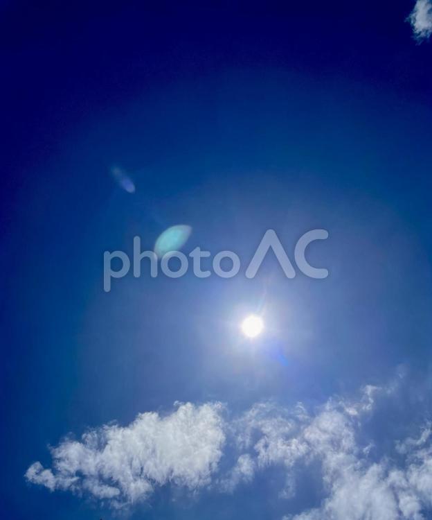 明るい青空　	爽やかなコピースペース 青空,空,雲の写真素材
