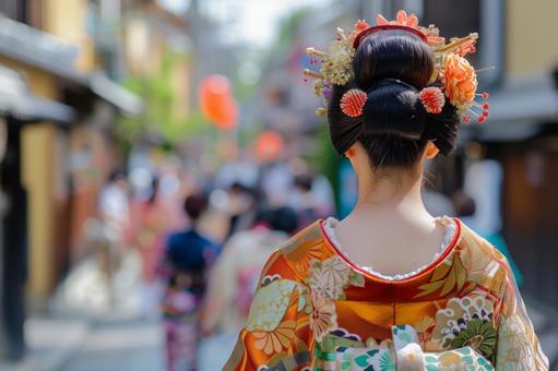 艶やかな着物姿の女性の後ろ姿の写真