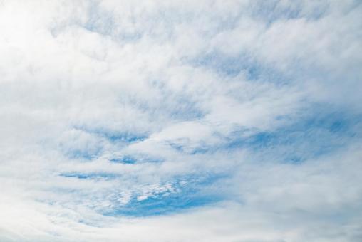 空背景雲多め 空,もこもこ,背景の写真素材