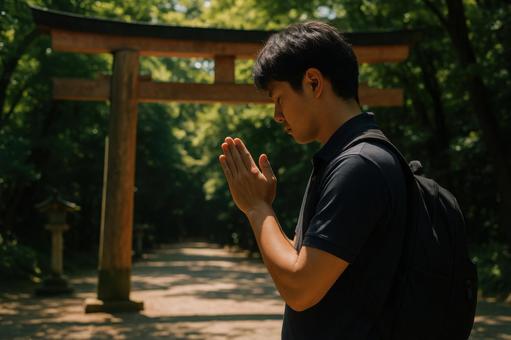 神社で手を合わせる人の写真
