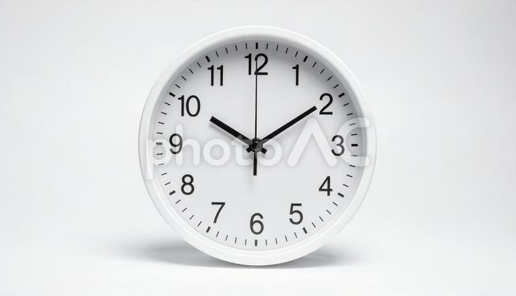 白背景に置かれた時計 時計,アナログ,8時の写真素材