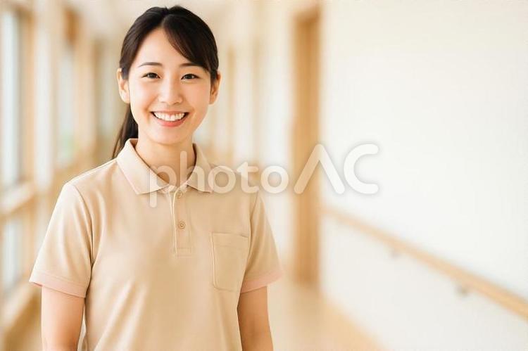 介護士が明るく微笑んでいる 女性,人物,介護の写真素材