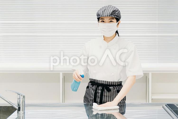 キッチンを掃除する女性（マスク・除菌） 除菌,消毒,アルコール消毒の写真素材