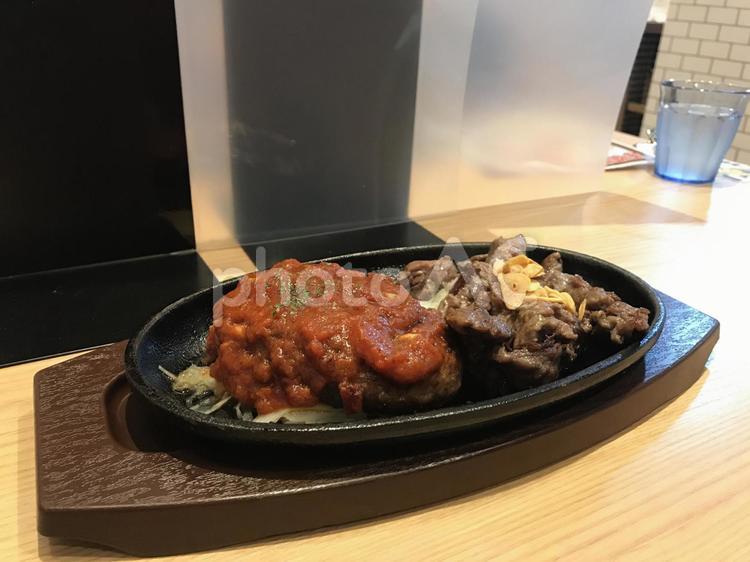 コロナ対策　イメージ ハンバーグ,サイコロステーキ,鉄板の写真素材