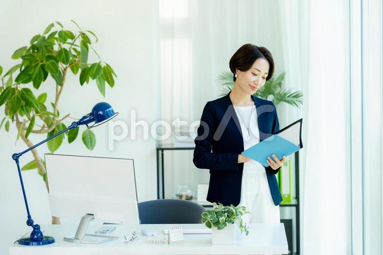 オフィスで働くビジネスウーマン ビジネスウーマン,笑顔,キャリアウーマンの写真素材