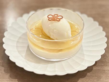 アイスの乗ったぶどうのブランマンジェ アイスの乗ったぶどうのブランマンジェ ブランマンジェ,パンナコッタ,プリンの写真素材