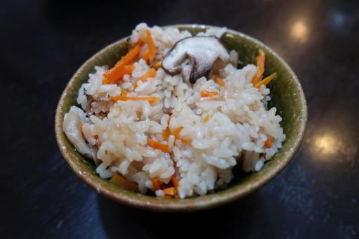 キノコの炊き込みご飯（斜めアングル） 秋,炊き込み,ご飯の写真素材