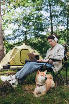 テント前で犬と並ぶ男性 男性,外国人,犬の写真素材
