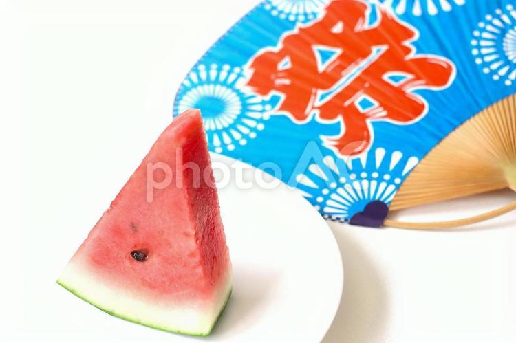 夏のイメージ　すいかとうちわ 夏,盛夏,夏のイメージの写真素材