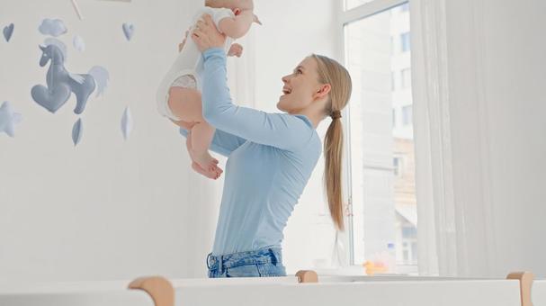 赤ちゃんを高く抱っこする女性 赤ちゃんを高く抱っこする女性 親子,抱っこ,赤ちゃんの写真素材