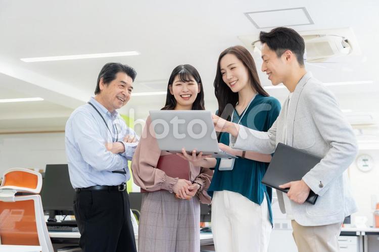 オフィスで働く男女のエンジニア 会議,ビジネス,エンジニアの写真素材