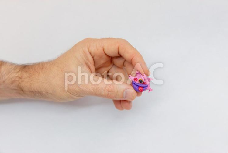 ピンクのお化けをつまむ手元 手元,人物,お化けの写真素材
