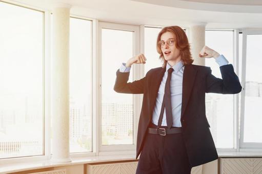 窓際で力こぶポーズの男性 男性,外国人,力こぶの写真素材