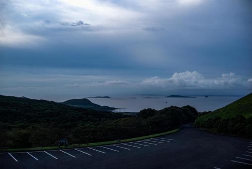 <五島の風景>夜明けの鬼岳の駐車場の景色 <五島の風景>夜明けの鬼岳の駐車場の景色 駐車場,海,夜明けの写真素材