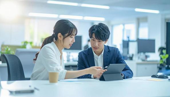 タブレットで打ち合わせするビジネス社員 タブレットで打ち合わせするビジネス社員の写真