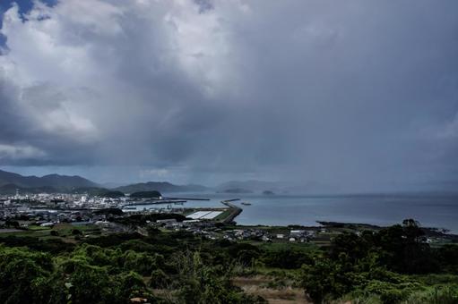 <素材>遠くの街や海に雨が降り注ぐ風景 <素材>遠くの街や海に雨が降り注ぐ風景の写真