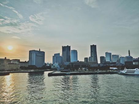 夕暮れ時の横浜の街並み 夕暮れ時の横浜の街並みの写真