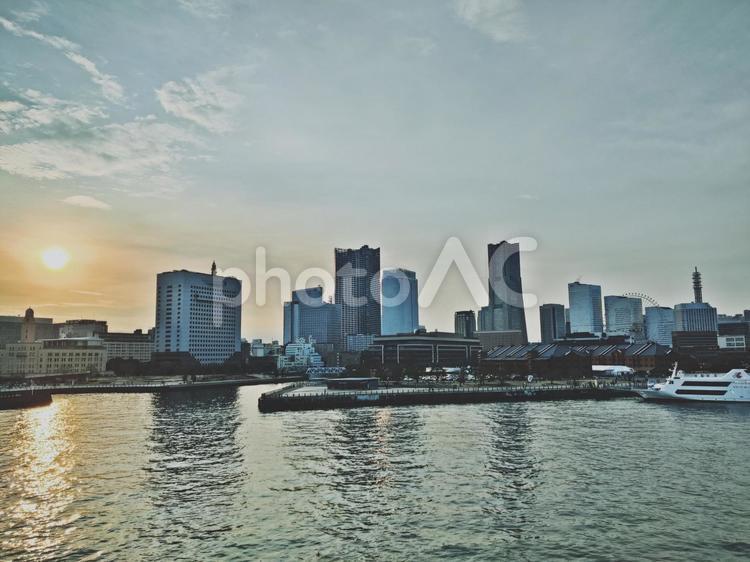 夕暮れ時の横浜の街並み 横浜,街並み,海の写真素材
