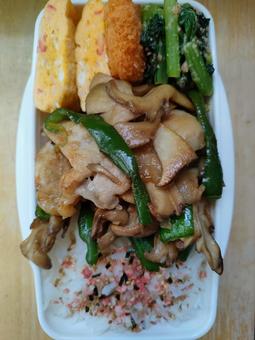 Stir-fried pork, green peppers, noodle soup and garlic bento, JPG Stir-fried pork, green peppers, noodle soup and garlic bento, JPG