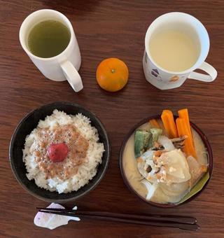 ご飯にかつお梅、具沢山みそ汁などの朝食 ご飯にかつお梅、具沢山みそ汁などの朝食 朝食,あきたこまち,ご飯の写真素材