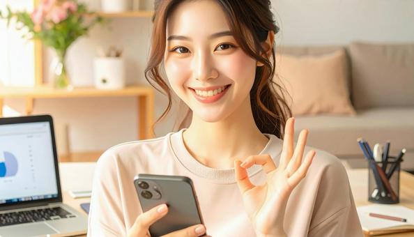 家計がうまくいきスマホ片手に微笑む女性 家計がうまくいきスマホ片手に微笑む女性の写真