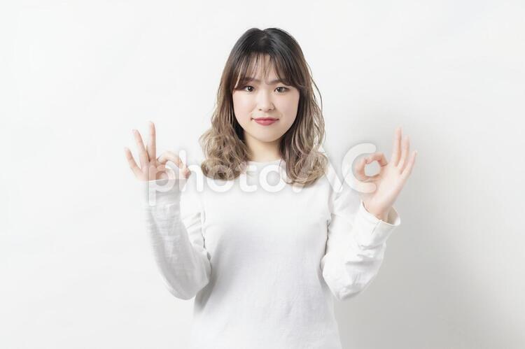 OKサインをポーズをする若い女性 ok,ポーズ,女性の写真素材