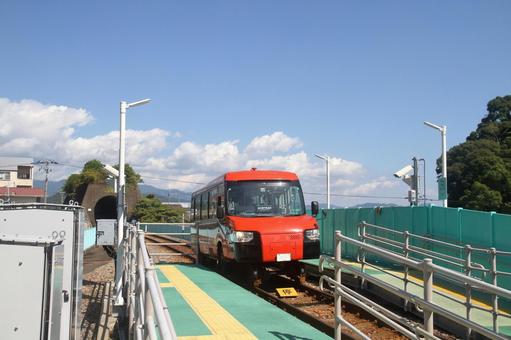 海部駅に停車するDMV 海部駅に停車するDMV 阿佐海岸鉄道,阿佐東線,dmvの写真素材