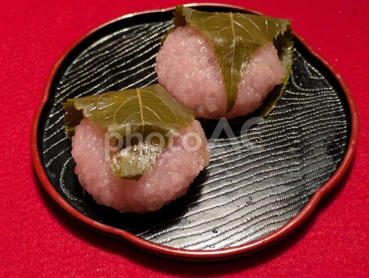 桃の節句の日に梅型皿に盛った道成寺桜 三月三日,桃の節句,ひな祭りの写真素材