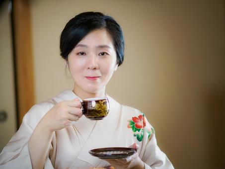 33:お茶をいただく着物の女性 33:お茶をいただく着物の女性 着物,おもてなし,コーヒーブレイクの写真素材