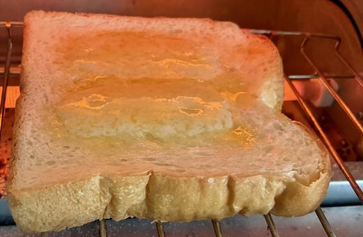 トースターで焼いている食パン トースターで焼いている食パン トースト,食パン,パンの写真素材