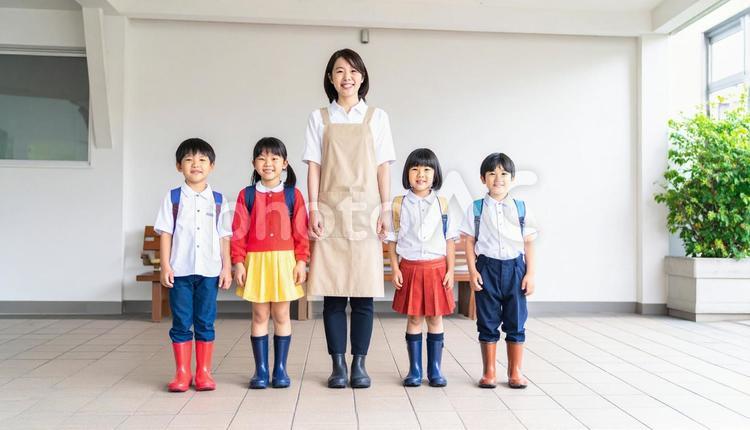 園児と保育士が笑顔で並んでいる保育園 幼稚園,保育園,保育士の写真素材
