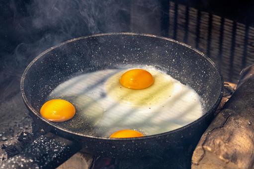 フライパンの中で割られた卵 目玉焼き,焼く,フライパンの写真素材