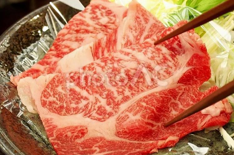 会席料理の鍋物・牛しゃぶ（食べるシーン） 会席料理,鍋物,鍋の写真素材