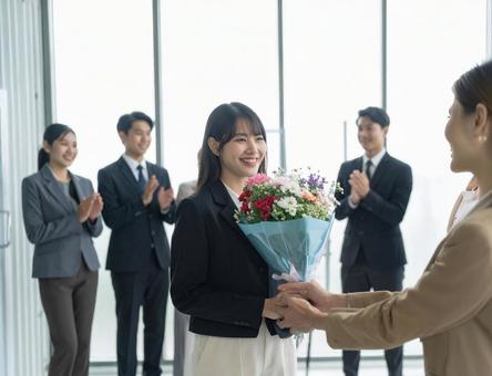 祝福され退職する女性社員 祝福され退職する女性社員の写真