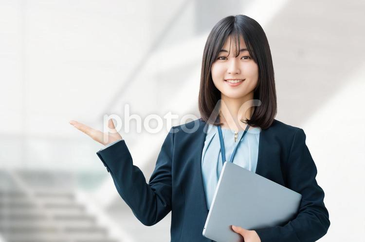 手で案内をする女性・ビジネスウーマン 女性,ビジネス,笑顔の写真素材