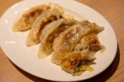 焼き餃子 焼き餃子 焼き餃子,餃子,中華の写真素材