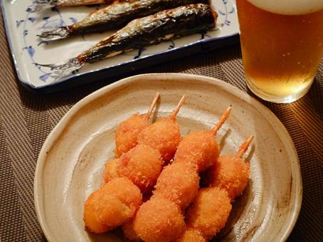 うずら卵フライ、焼きイワシとビール うずら卵フライ、焼きイワシとビール ビール,晩酌,イワシの写真素材