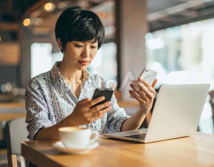 カフェで仕事をするビジネスウーマン 女性,カフェ,仕事の写真素材