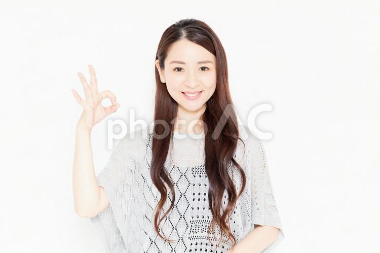OKのポーズをするカジュアルな服を着た女性 ok,はい,大丈夫の写真素材