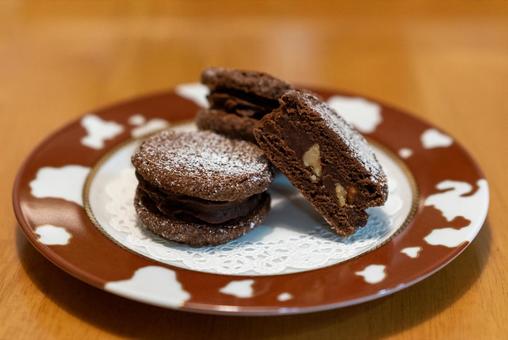 ナッツ入り濃厚チョコサンドクッキー チョコレート,クッキー,チョコサンドクッキーの写真素材