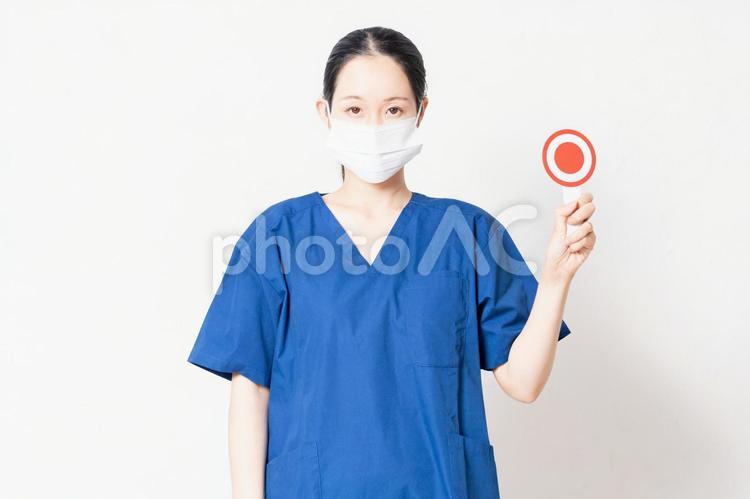 OKのプラカードを持っているマスクをした医療従事者 マスク,医療従事者,okの写真素材