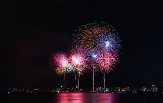 カラフルな湖上打ち上げ花火/松江水郷祭 カラフルな湖上打ち上げ花火/松江水郷祭 打ち上げ花火,花火,風物詩の写真素材