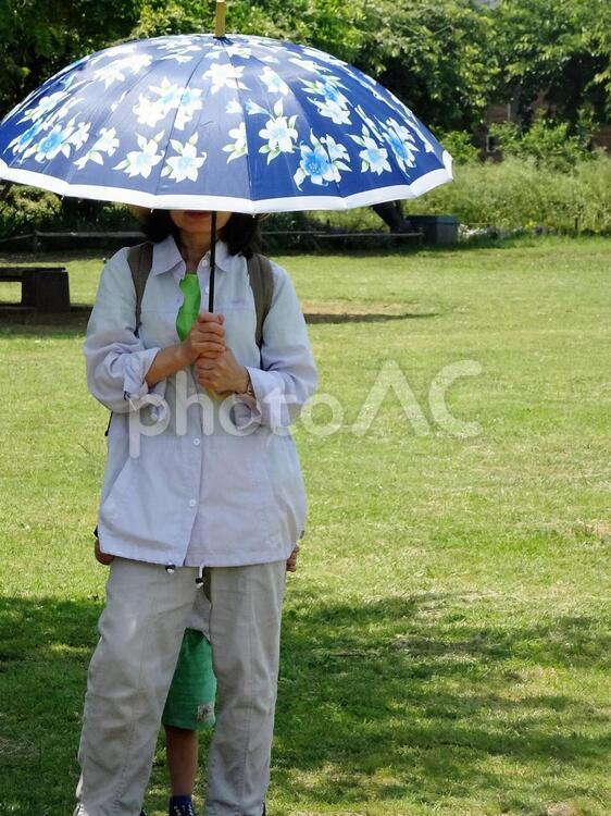 おばあちゃんと孫 女性,孫,広場の写真素材